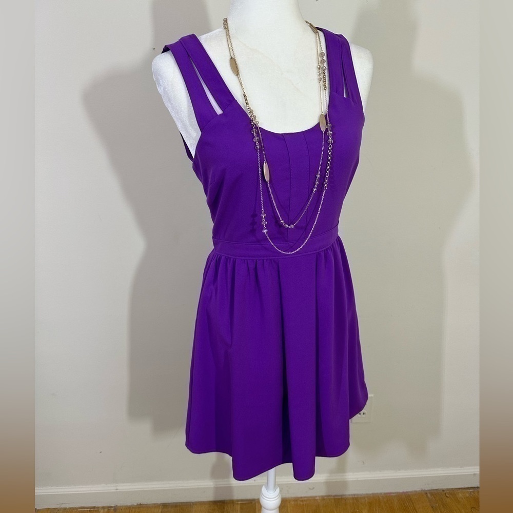 Forever 21 sz sm dress fit and flair sleeveless. See photo of the back